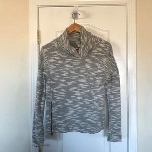 Pull over grey and white converse top